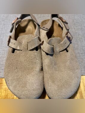 Women’s Suede Closed-Toe Sandals in Tan